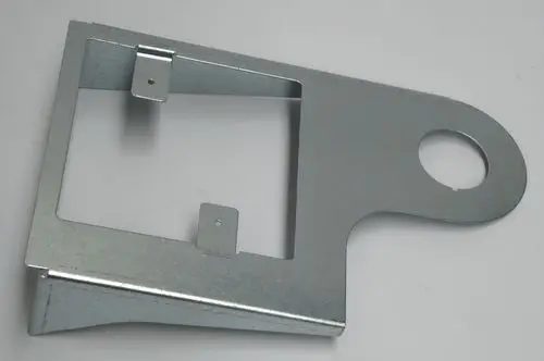 Metallhalterung mit Ausschnitten und einer runden Öffnung, möglicherweise zur Befestigung von Daikin-Geräten oder Zubehör.